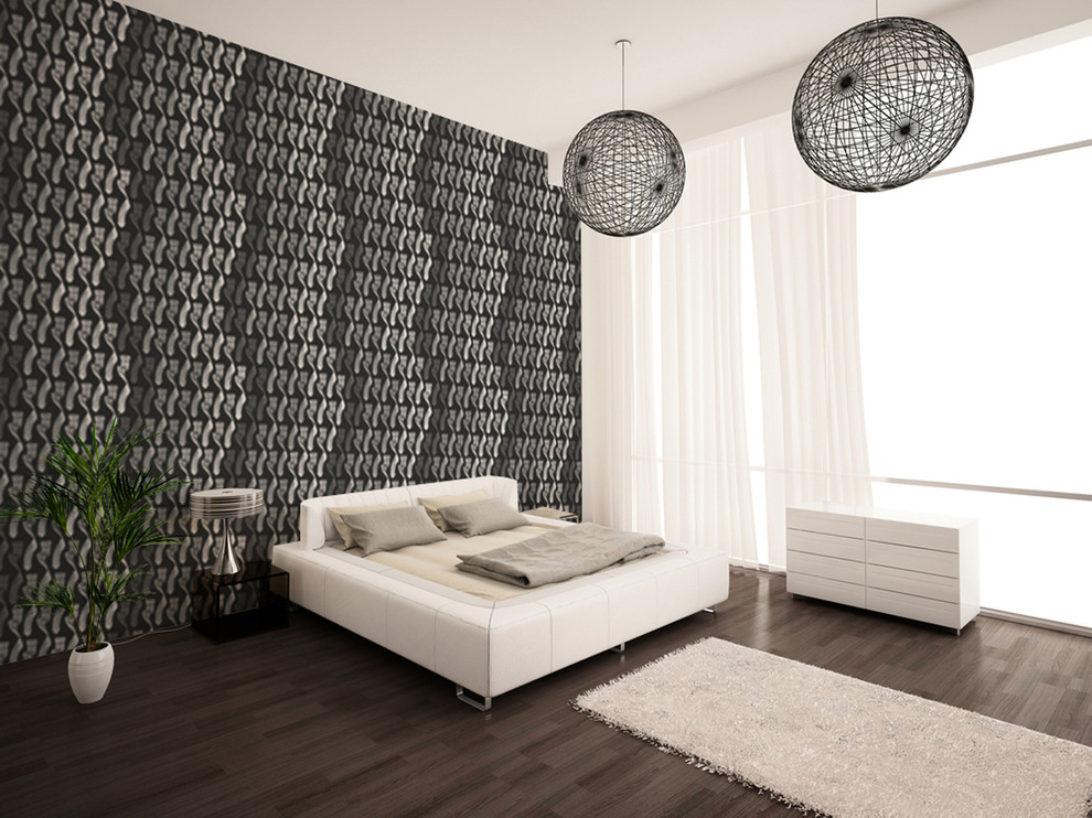 エディンバラにある広いコンテンポラリースタイルのおしゃれなロフト寝室 (グレーの壁、竹フローリング、暖炉なし、茶色い床)