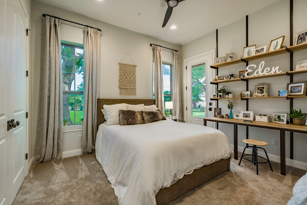 На фото: гостевая спальня среднего размера, (комната для гостей) в стиле кантри с серыми стенами, ковровым покрытием и коричневым полом без камина