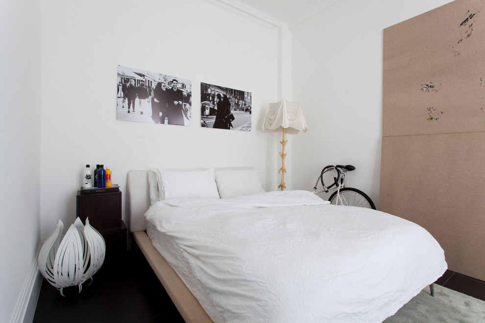 Свежая идея для дизайна: гостевая спальня среднего размера, (комната для гостей) в стиле модернизм с белыми стенами, бетонным полом и черным полом без камина - отличное фото интерьера