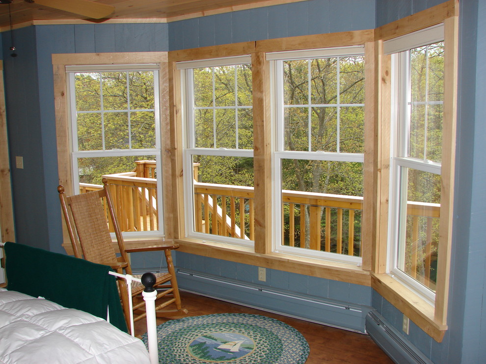 Idéer för ett mellanstort klassiskt sovrum, med blå väggar och mörkt trägolv