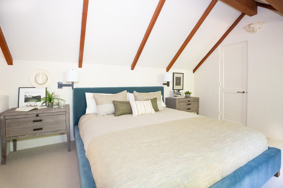 Foto di una camera da letto classica di medie dimensioni con pareti bianche, moquette, nessun camino e pavimento beige