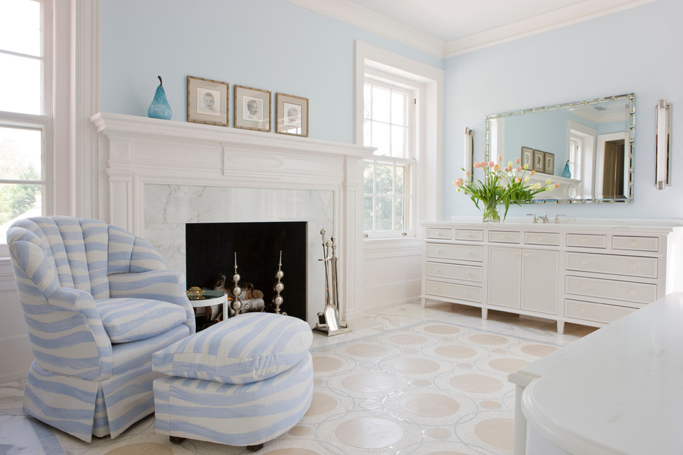 ワシントンD.C.にあるトラディショナルスタイルのおしゃれな寝室 (青い壁)