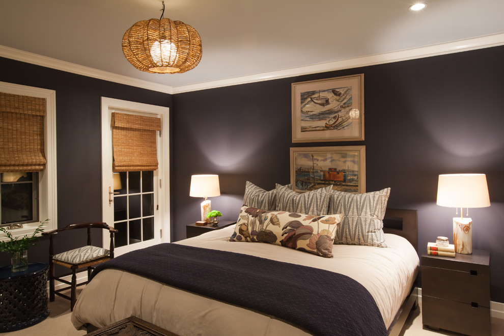 Пример оригинального дизайна: большая хозяйская спальня в классическом стиле с фиолетовыми стенами, ковровым покрытием и серым полом без камина
