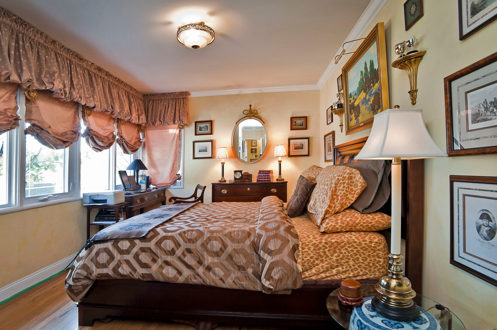 Ejemplo de dormitorio clásico sin chimenea con paredes beige, suelo de madera en tonos medios y con escritorio