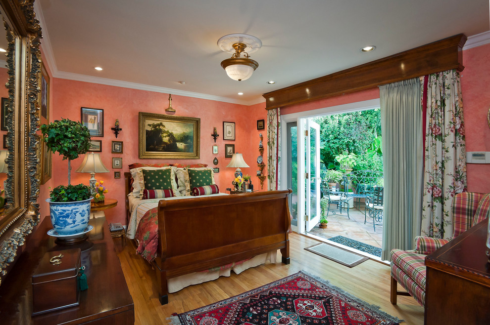 Klassisches Schlafzimmer mit rosa Wandfarbe und braunem Holzboden in San Francisco