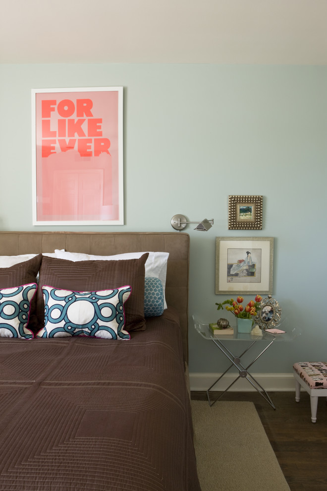 ワシントンD.C.にあるトランジショナルスタイルのおしゃれな寝室 (青い壁、濃色無垢フローリング) のレイアウト