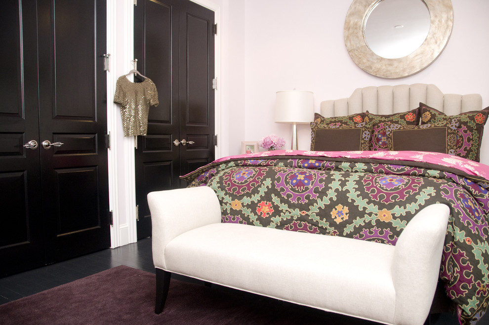 Foto di una camera da letto chic di medie dimensioni con pareti rosa, pavimento in legno verniciato e nessun camino
