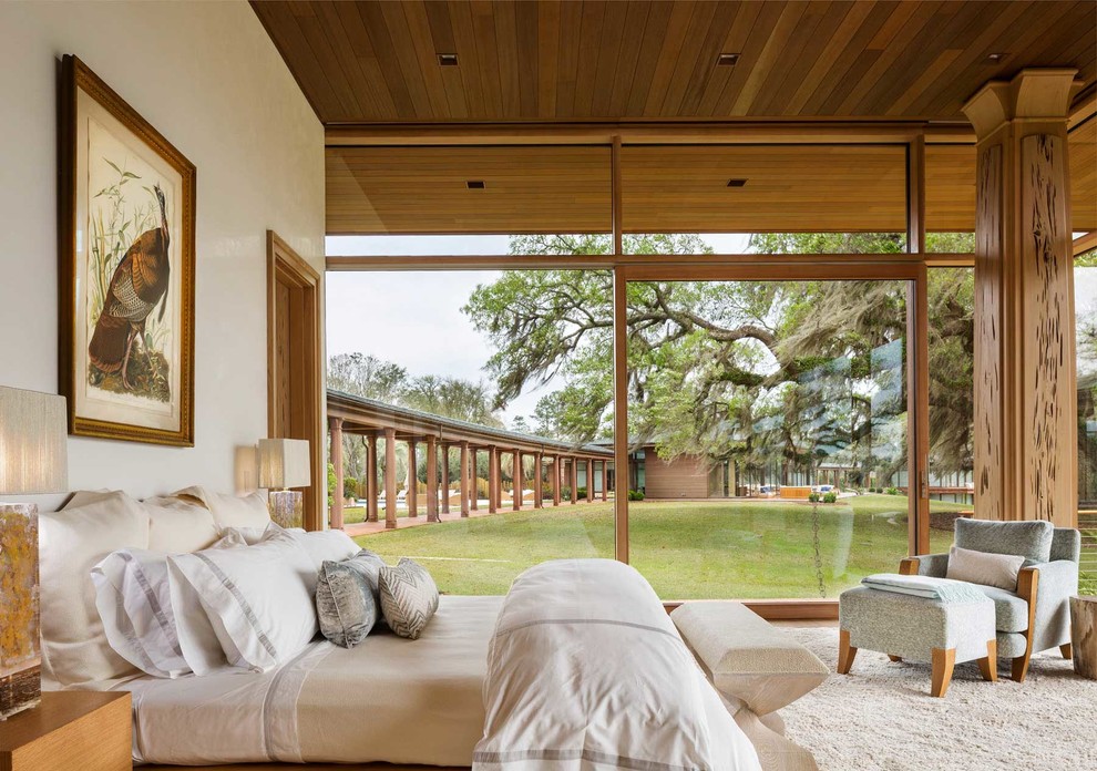 Diseño de dormitorio principal rústico grande sin chimenea con paredes beige, suelo beige y moqueta