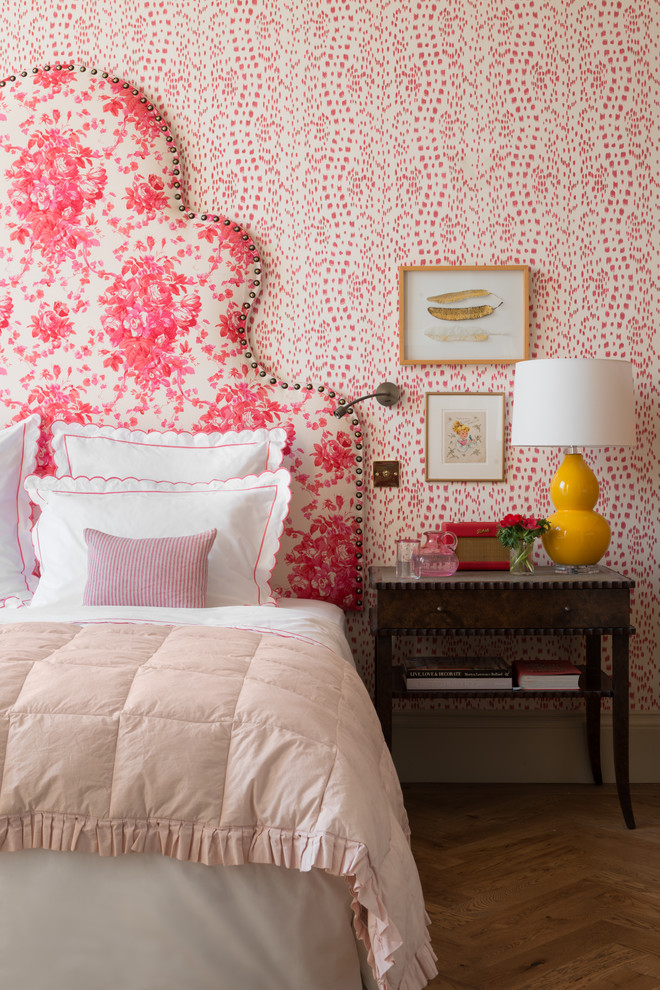Стильный дизайн: спальня в стиле неоклассика (современная классика) с розовыми стенами, паркетным полом среднего тона и коричневым полом - последний тренд