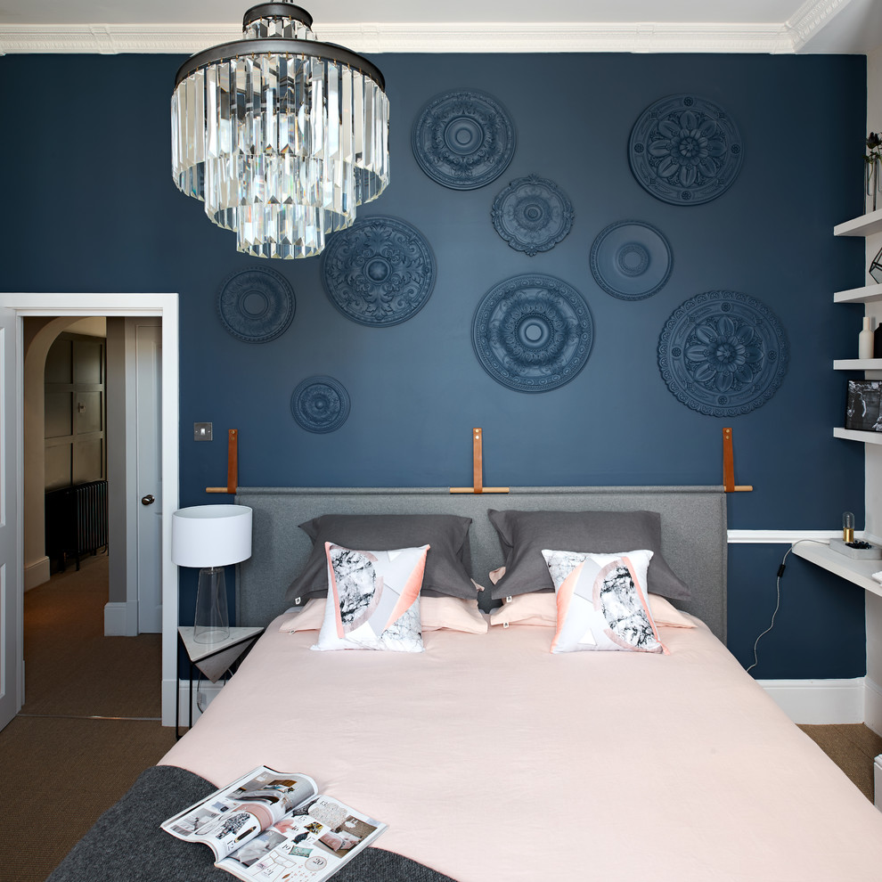 Immagine di una camera da letto minimal con pareti blu, moquette e pavimento marrone