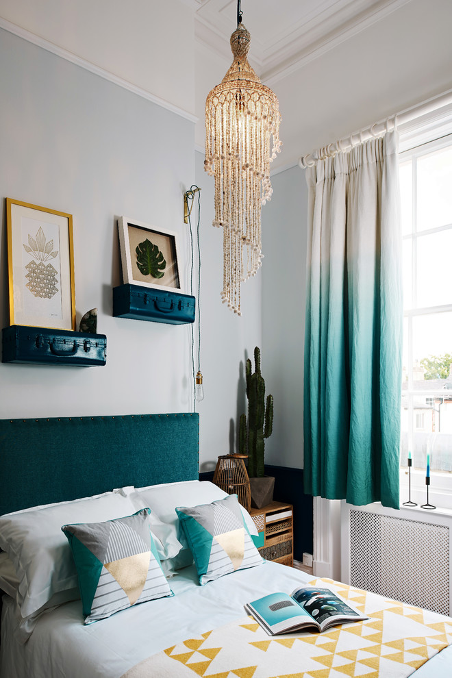 Eklektisk inredning av ett sovrum, med blå väggar