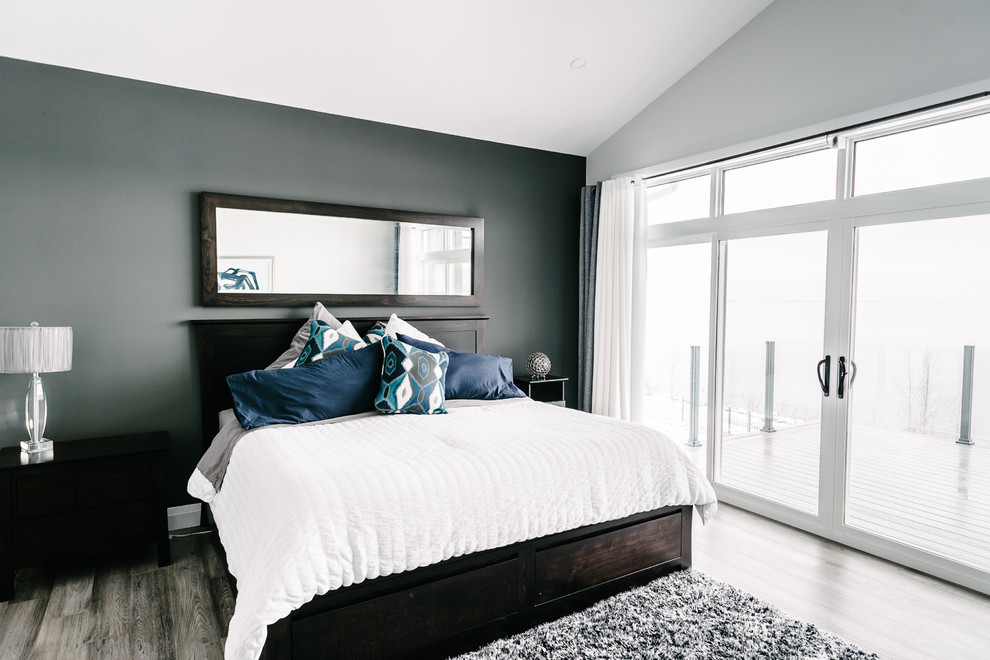 На фото: хозяйская спальня среднего размера в стиле модернизм с разноцветными стенами, паркетным полом среднего тона и коричневым полом