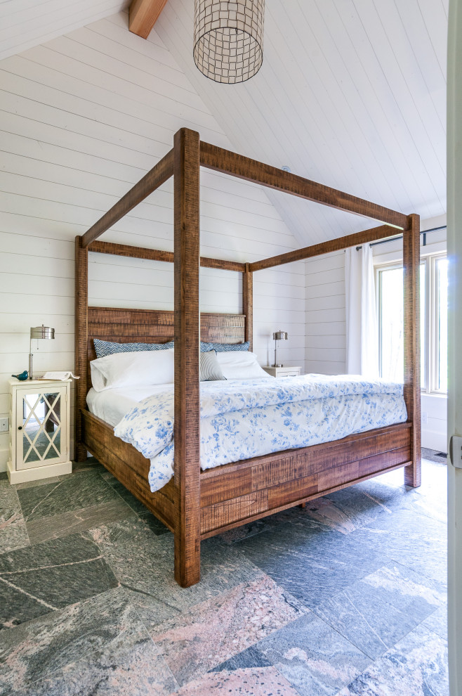 Réalisation d'une chambre parentale champêtre de taille moyenne avec un mur blanc, un sol gris et un plafond en lambris de bois.