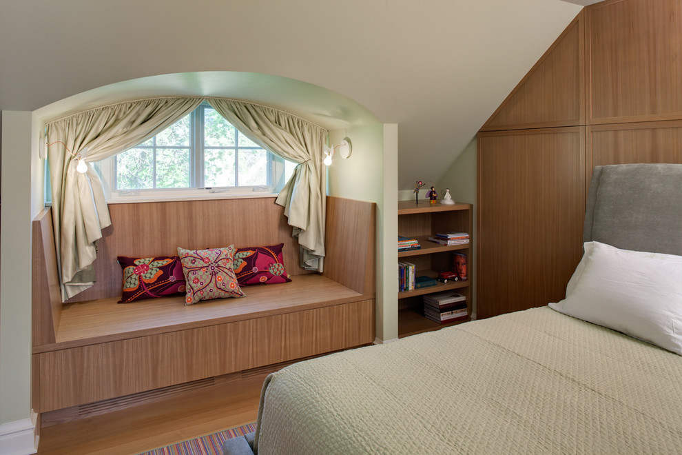 Exempel på ett litet modernt gästrum, med beige väggar och ljust trägolv