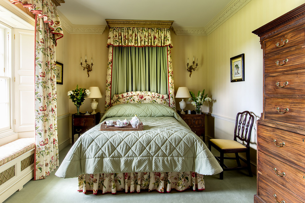 Immagine di una camera da letto chic con moquette, pavimento beige e pareti beige
