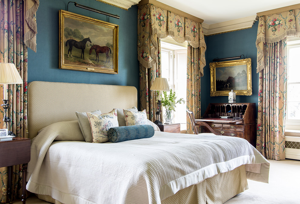 Immagine di una camera da letto vittoriana con pareti blu, moquette e pavimento beige