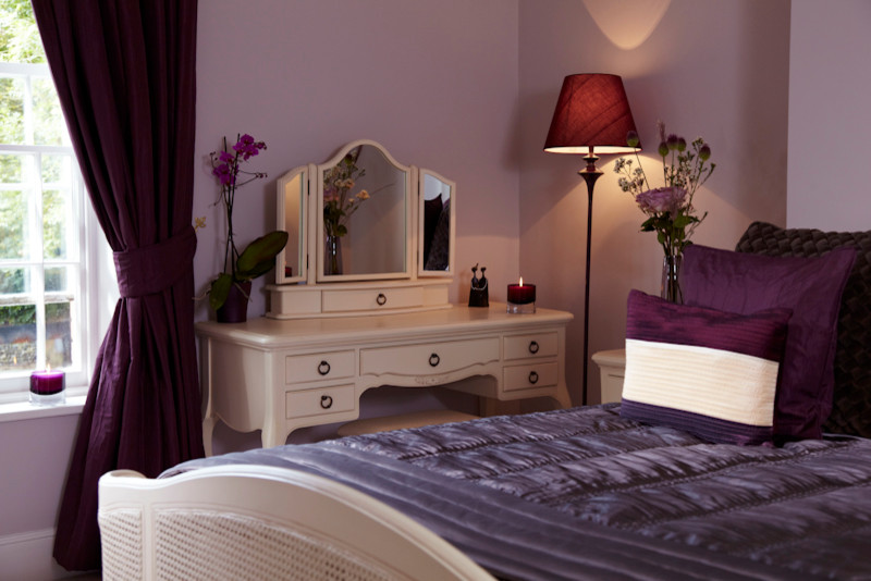 他の地域にある中くらいなトラディショナルスタイルのおしゃれな客用寝室 (紫の壁、カーペット敷き)