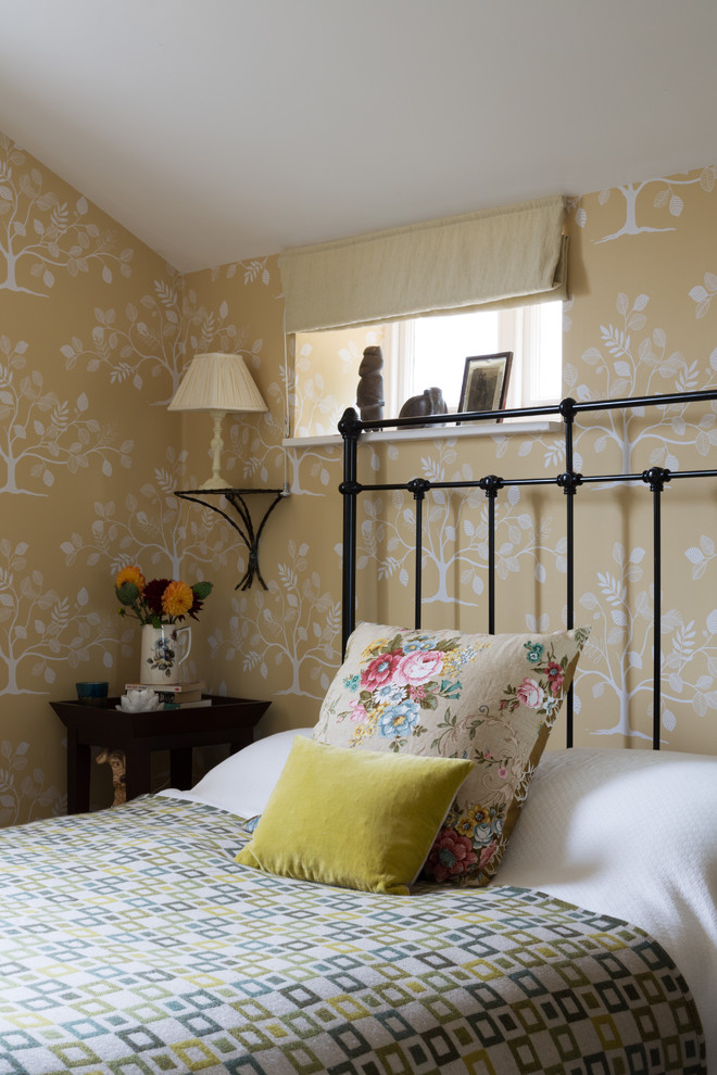 На фото: спальня в классическом стиле с разноцветными стенами с