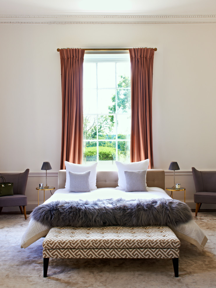 ロンドンにある巨大なミッドセンチュリースタイルのおしゃれな主寝室 (白い壁、カーペット敷き、暖炉なし、ベージュの床)