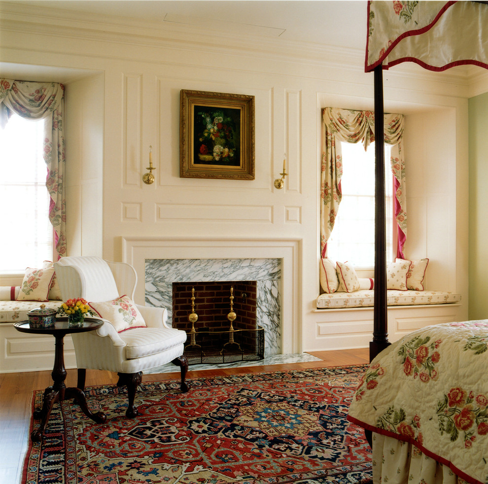 ワシントンD.C.にあるトラディショナルスタイルのおしゃれな主寝室 (白い壁、無垢フローリング、標準型暖炉、石材の暖炉まわり) のレイアウト