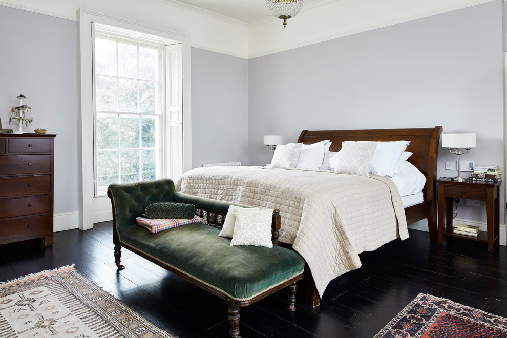 ダブリンにある中くらいなトラディショナルスタイルのおしゃれな主寝室 (グレーの壁、塗装フローリング、黒い床)