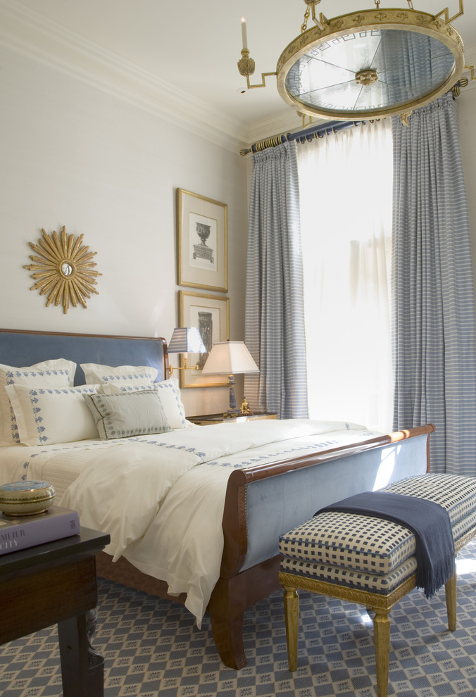 Exempel på ett klassiskt sovrum, med grå väggar och blått golv