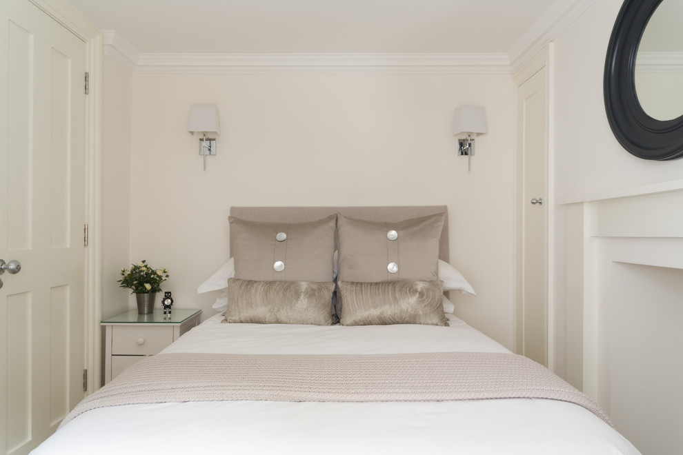 Стильный дизайн: маленькая гостевая спальня (комната для гостей) в стиле неоклассика (современная классика) с серыми стенами, светлым паркетным полом, стандартным камином и фасадом камина из камня для на участке и в саду - последний тренд