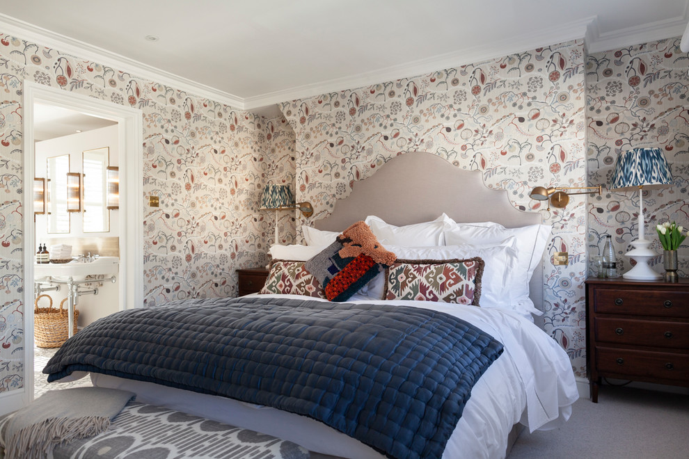 Imagen de dormitorio principal clásico de tamaño medio con paredes multicolor, moqueta y suelo beige