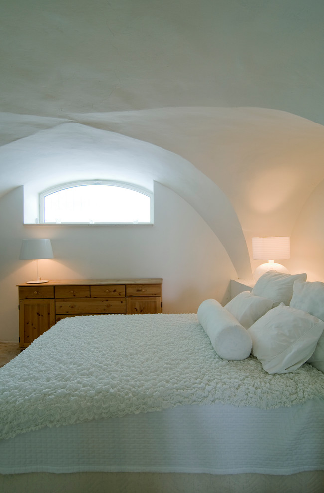 На фото: спальня в средиземноморском стиле с белыми стенами