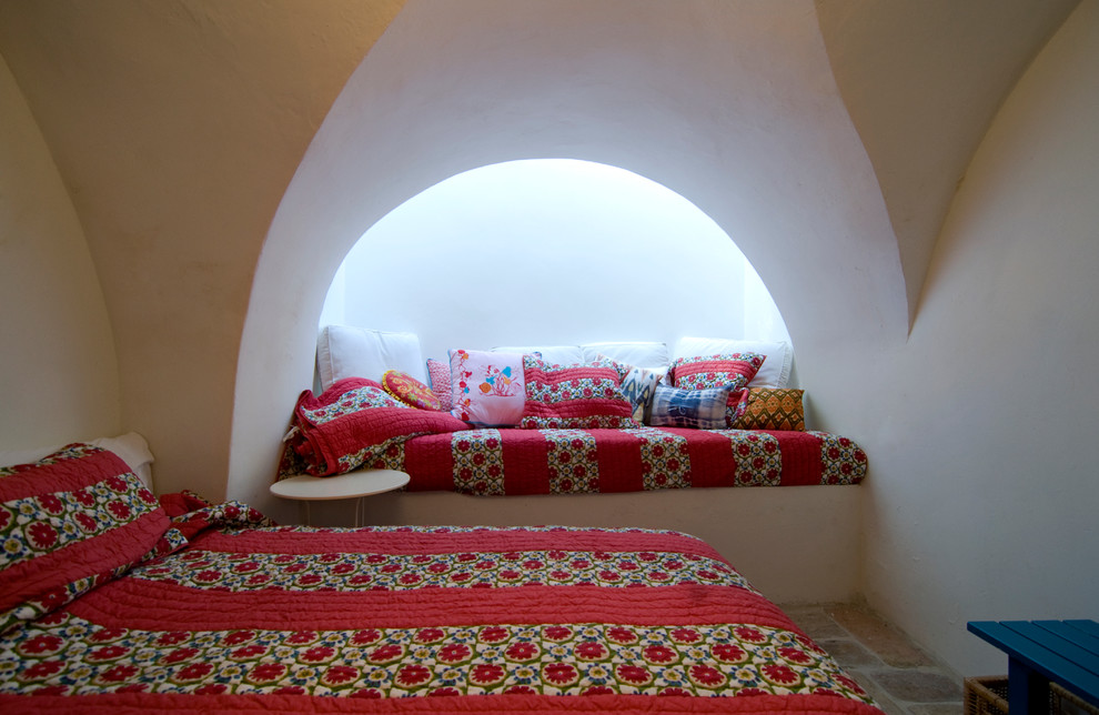 Mediterranes Schlafzimmer mit weißer Wandfarbe in Sonstige