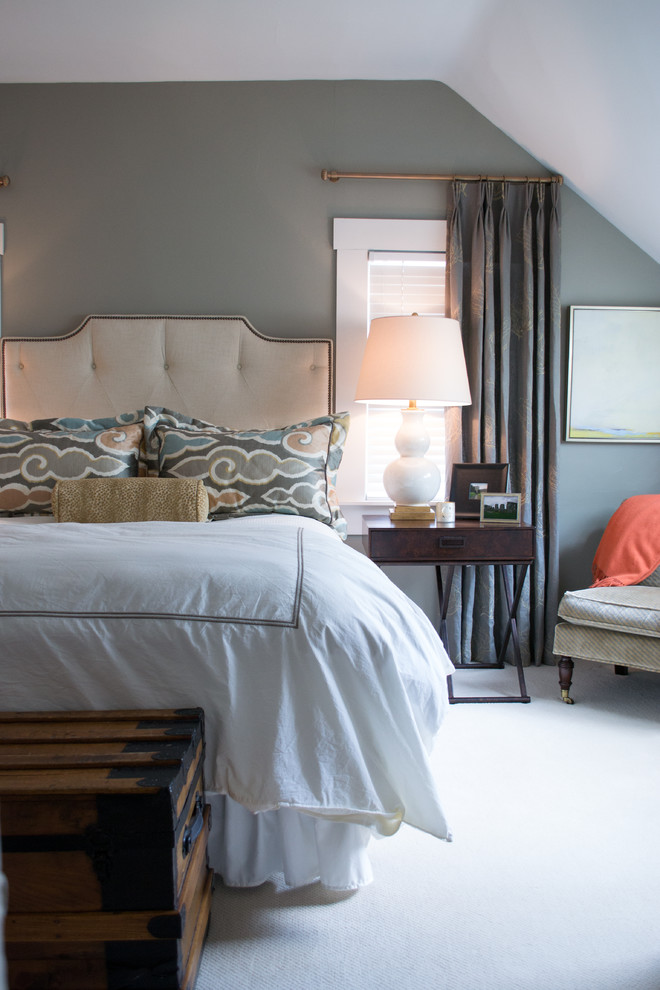 Idée de décoration pour une chambre avec moquette tradition de taille moyenne avec un sol blanc.