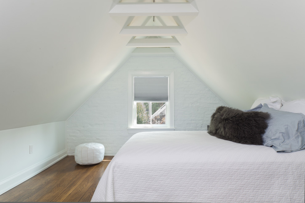Свежая идея для дизайна: гостевая спальня (комната для гостей) в стиле неоклассика (современная классика) с белыми стенами и темным паркетным полом - отличное фото интерьера