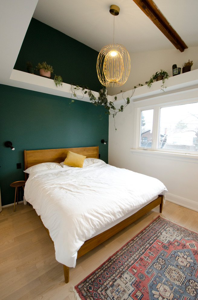 Источник вдохновения для домашнего уюта: хозяйская спальня среднего размера в современном стиле с зелеными стенами, светлым паркетным полом и бежевым полом