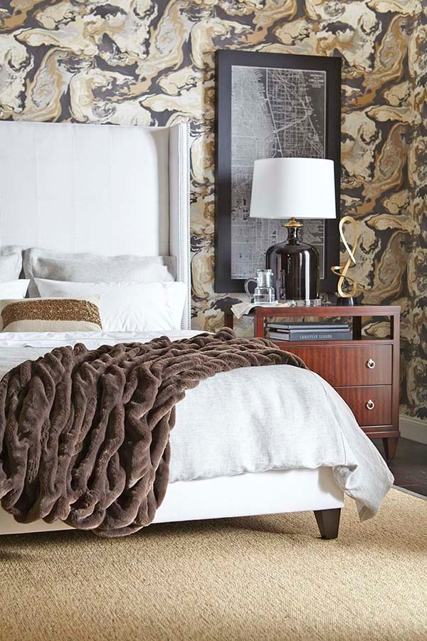 Стильный дизайн: большая хозяйская спальня в стиле фьюжн с разноцветными стенами, темным паркетным полом и коричневым полом без камина - последний тренд