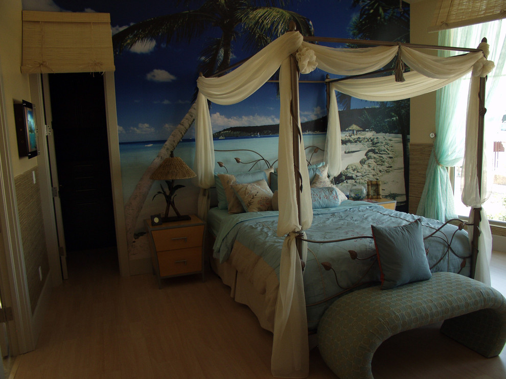 Ispirazione per una piccola camera da letto stile marinaro con pareti beige e parquet chiaro