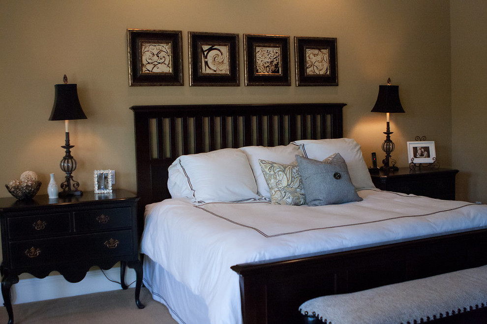 Cette photo montre une chambre chic de taille moyenne avec un mur marron, une cheminée standard, un manteau de cheminée en plâtre et un sol beige.