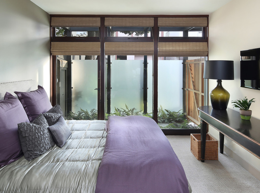 Ejemplo de dormitorio principal contemporáneo de tamaño medio sin chimenea con paredes multicolor y moqueta