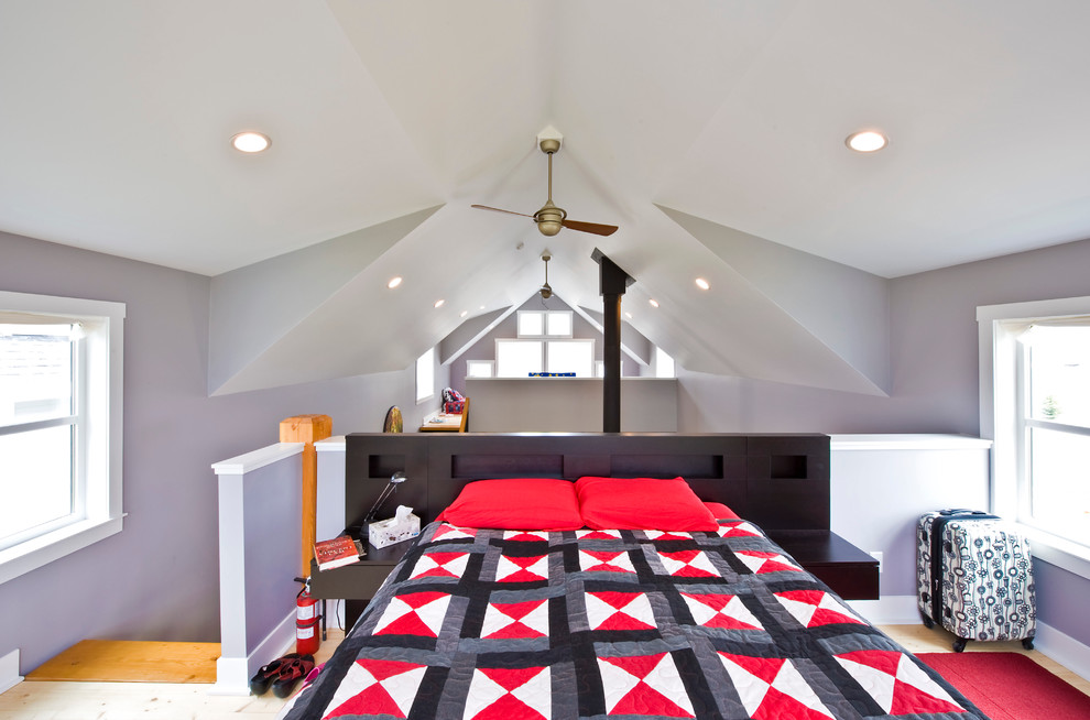 Idee per una camera da letto stile loft design con pareti grigie e parquet chiaro