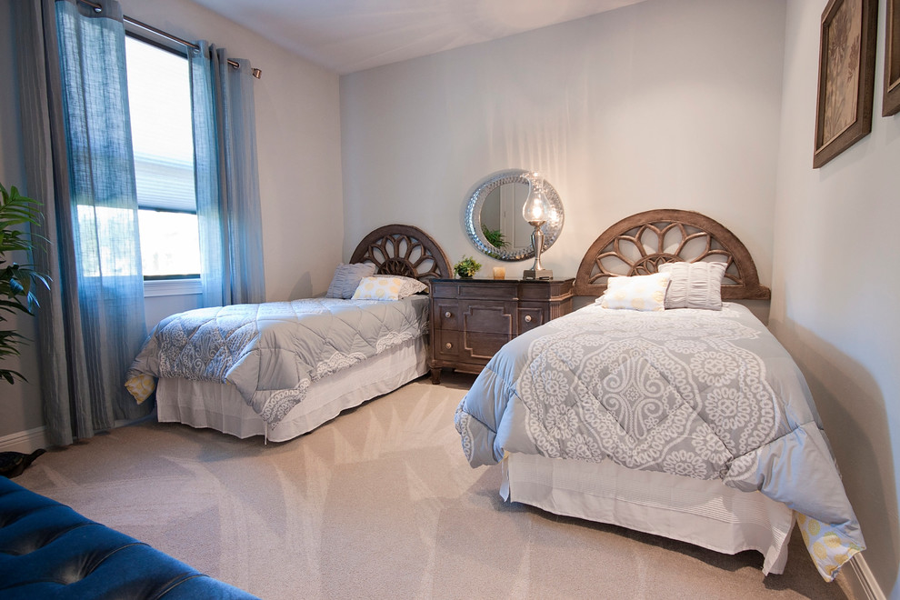 Ispirazione per una camera degli ospiti stile marino di medie dimensioni con pareti beige, moquette e pavimento beige