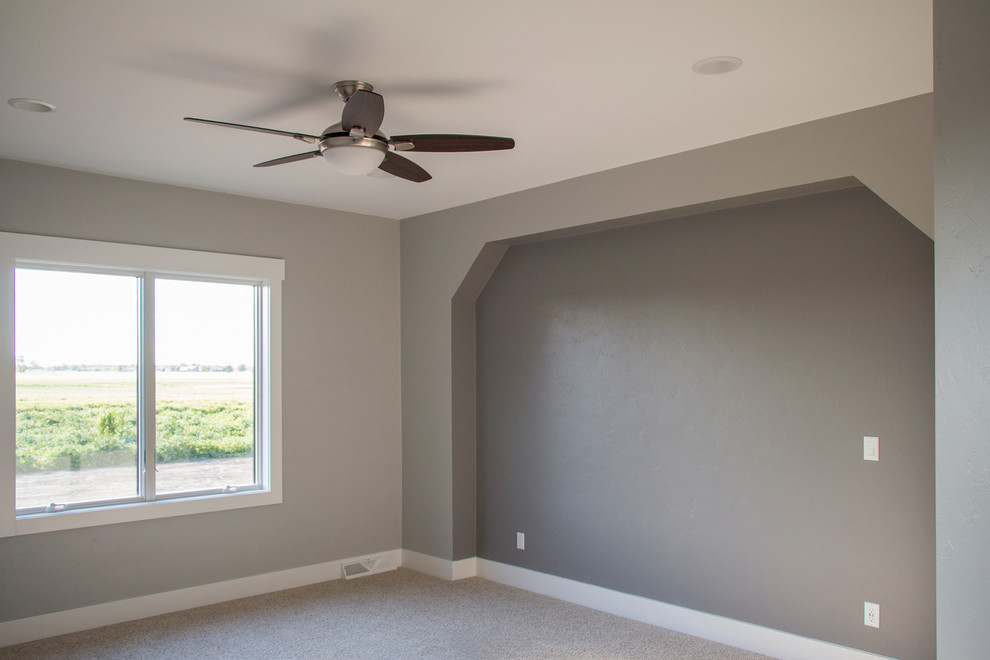 Imagen de dormitorio principal tradicional renovado de tamaño medio con paredes grises y moqueta