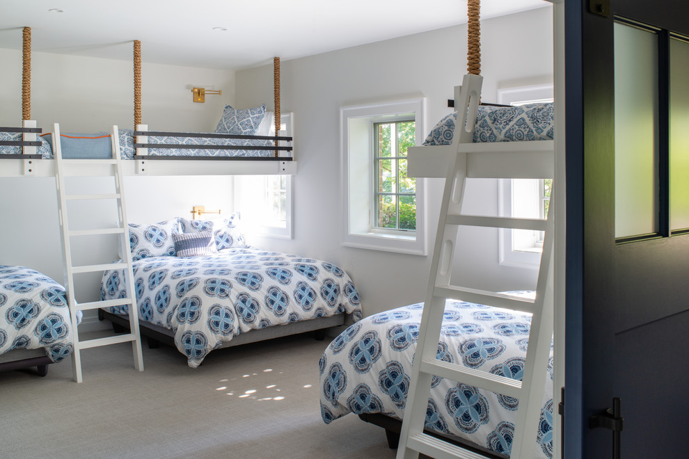 Идея дизайна: большая гостевая спальня (комната для гостей) в морском стиле с белыми стенами, ковровым покрытием и серым полом