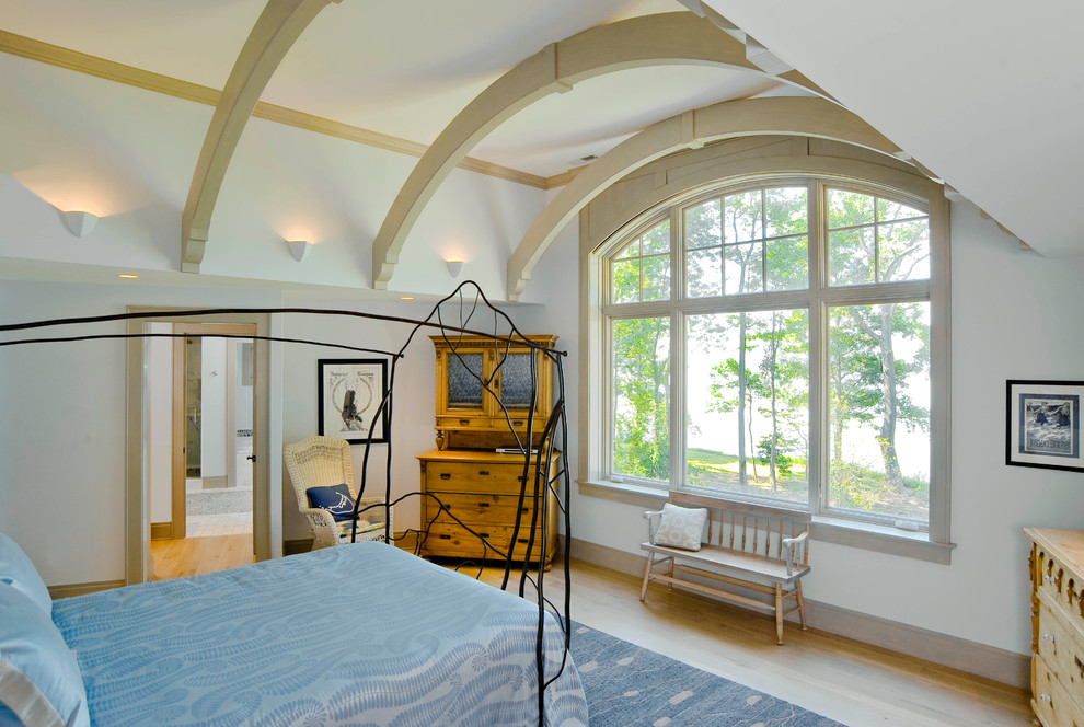 ボルチモアにあるトロピカルスタイルのおしゃれな寝室 (白い壁、淡色無垢フローリング) のレイアウト