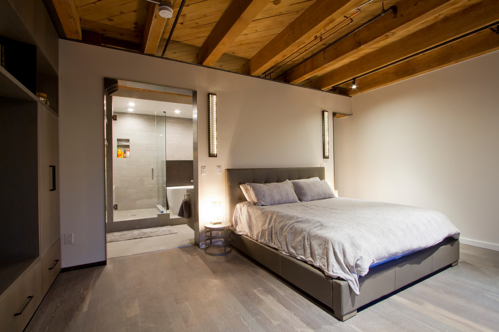 На фото: большая спальня на антресоли в стиле лофт с белыми стенами и коричневым полом