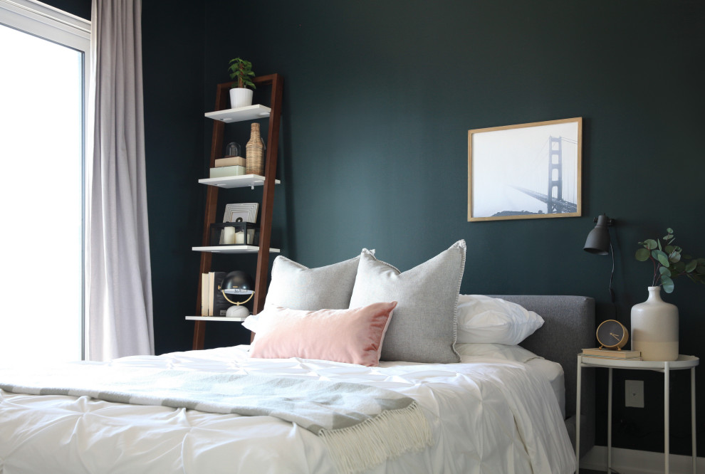 На фото: маленькая хозяйская спальня в стиле фьюжн с зелеными стенами, полом из ламината и коричневым полом для на участке и в саду с