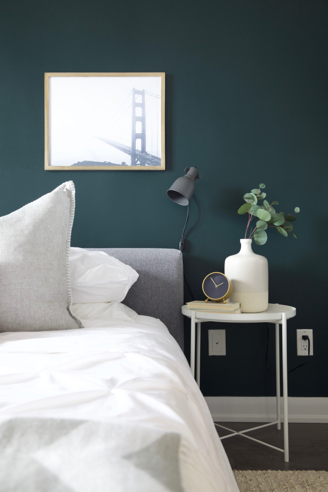 トロントにある小さなエクレクティックスタイルのおしゃれな主寝室 (緑の壁、ラミネートの床、茶色い床) のレイアウト