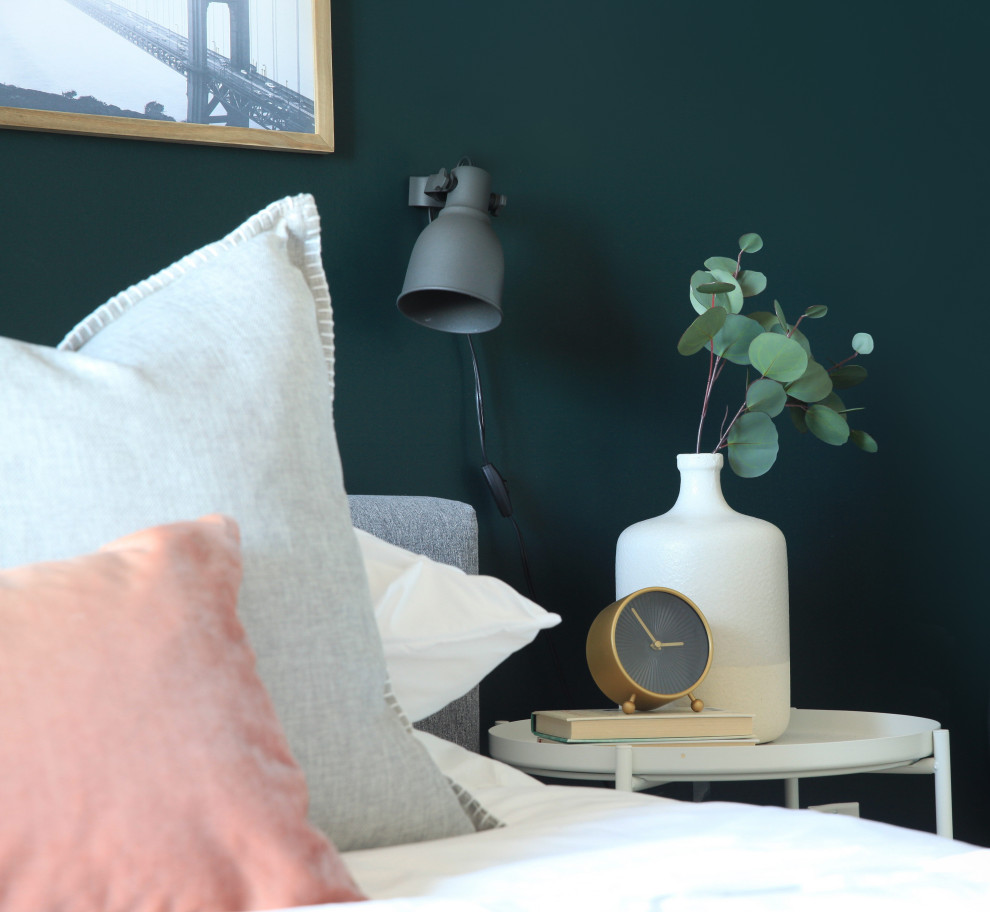 Exemple d'une petite chambre parentale éclectique avec un mur vert, sol en stratifié et un sol marron.