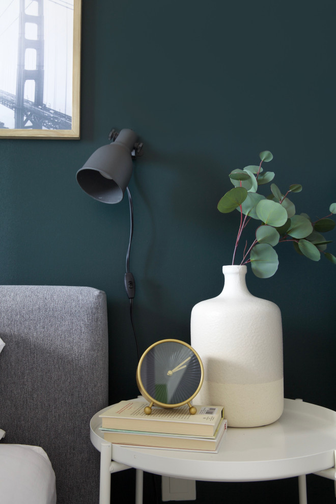 Kleines Eklektisches Hauptschlafzimmer mit grüner Wandfarbe, Laminat und braunem Boden in Toronto