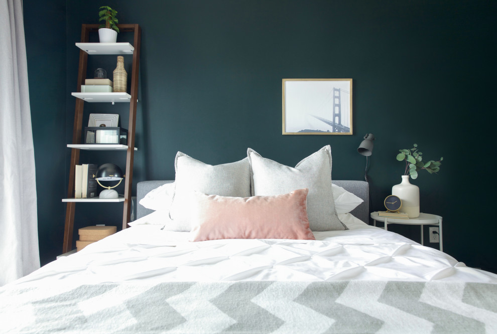 トロントにある小さなエクレクティックスタイルのおしゃれな主寝室 (緑の壁、ラミネートの床、茶色い床)