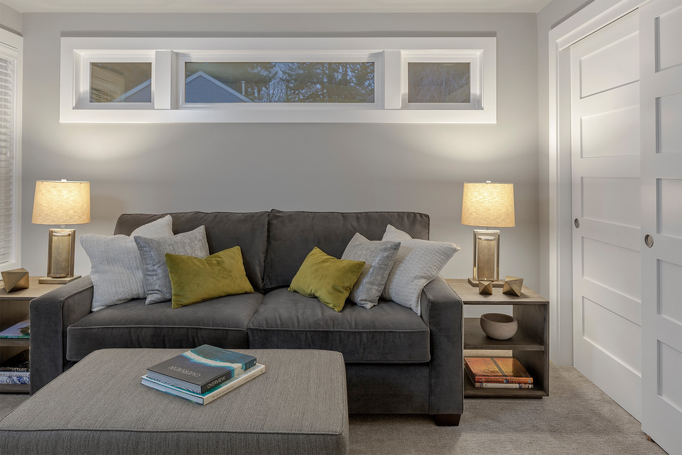 Modelo de habitación de invitados actual de tamaño medio con paredes grises, moqueta y suelo beige