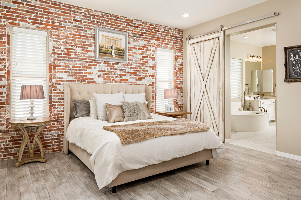 Mittelgroßes Landhaus Hauptschlafzimmer ohne Kamin mit grauer Wandfarbe und hellem Holzboden in Phoenix